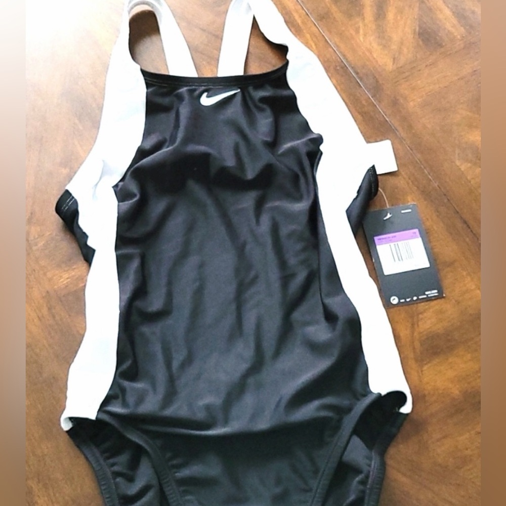 NWT. Nike Black and White Athletic Swimsuit. SIZE 6 (32)